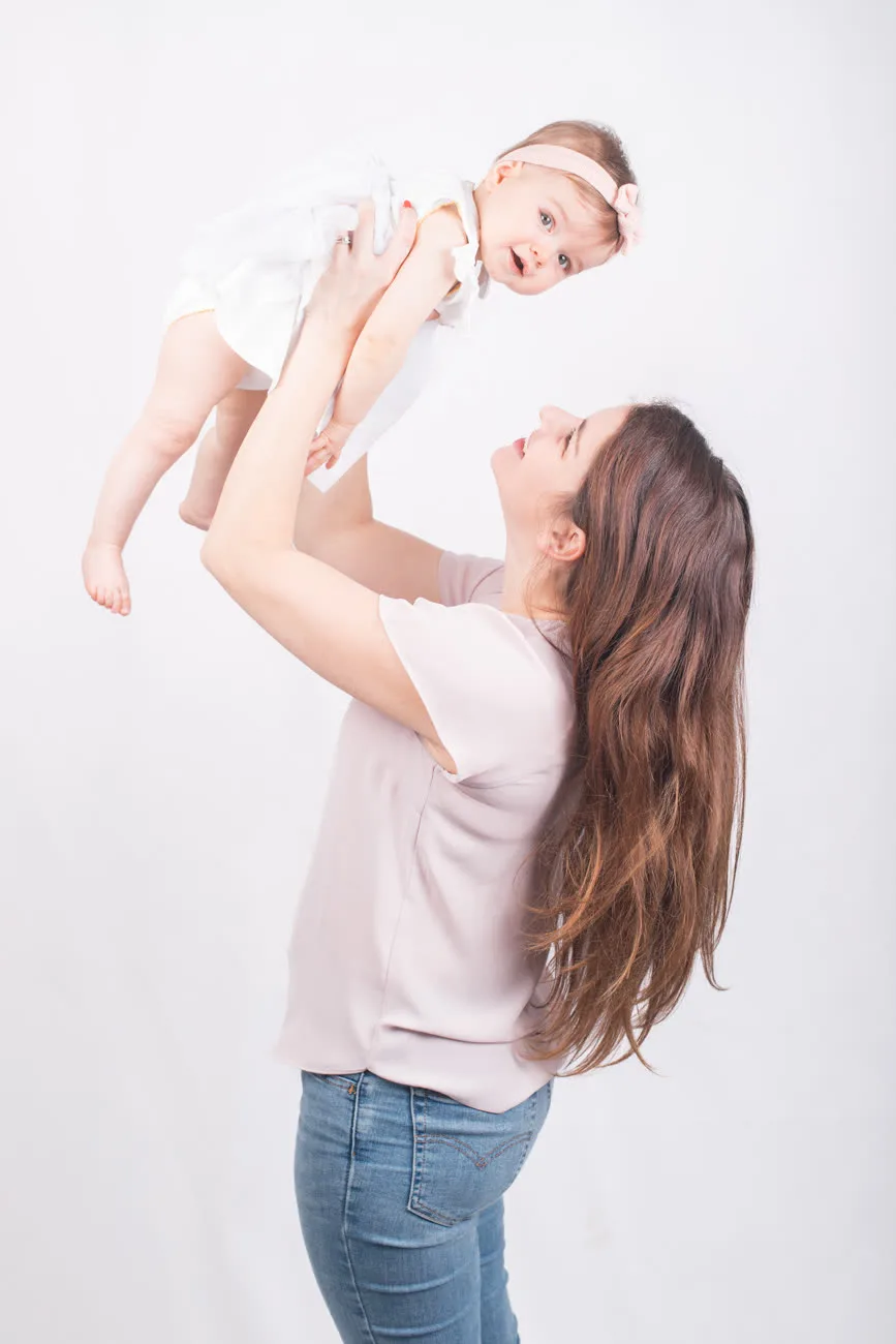 Séance photo famille en studio — maman et bébé, Amour et Lumière