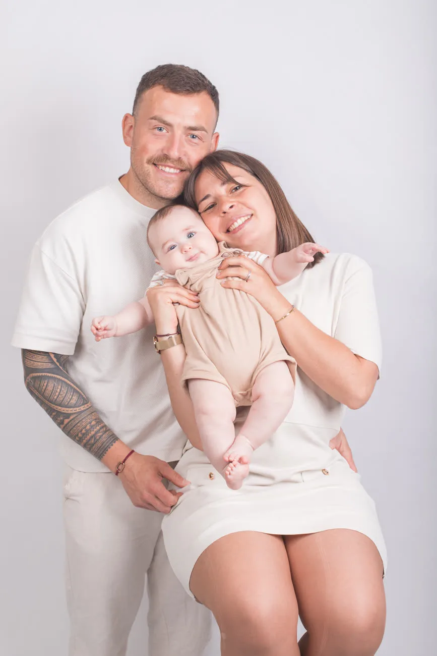 Séance photo de famille en studio — parents et bébé, Amour et Lumière