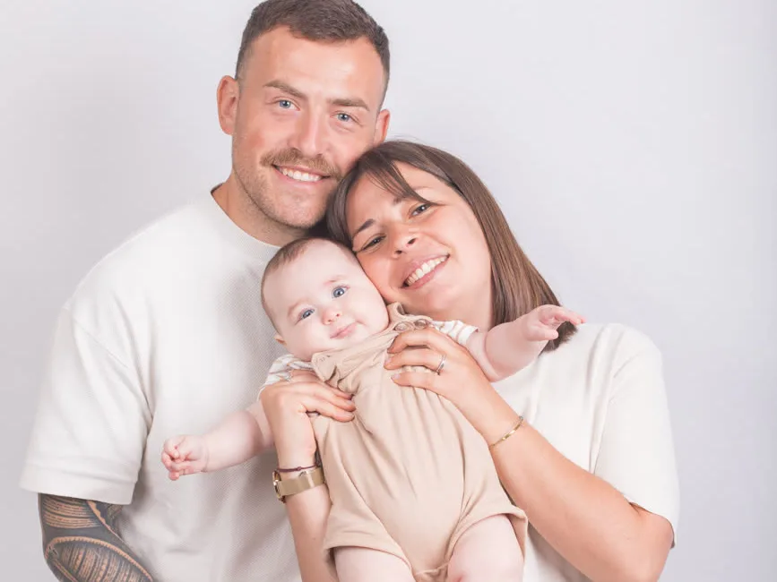 Séance photo de famille en studio — parents et bébé, studio Amour et Lumière à Bègles